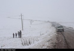 بارش برف و باران در محور‌های ۱۶ استان/تردد در جاده‌های کوهستانی با زنجیر چرخ