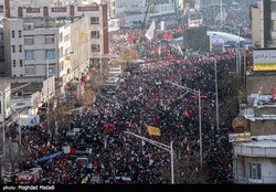 میلیون‌ها نفر در تهران «حاج قاسم» و همرزمانش را مشایعت کردند/ نماز اشک‌بار رهبر انقلاب بر پیکر شهدا/ مردم خواهان «انتقام سخت» هستند