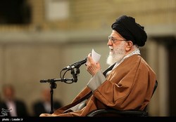 امام خامنه‌ای در دیدار معلمان: می‌خواهند با اجرای "۲۰۳۰" برای آمریکا و انگلیس سرباز درست کنند