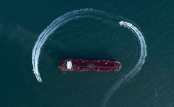 تقلای روباه پیر برای خروج از دام آمریکایی