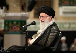 امام خامنه‌ای: کاهش تعهدات را ادامه خواهیم داد/ آمریکایی‌ها برای دیدار با رئیس‌جمهور ایران به التماس افتادند اما موفق نشدند