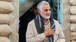 در چه زمان‌هایی سردار سلیمانی برای مشورت به حضرت آقا مراجعه می‌کردند؟/نحوه مواجهه سردار سلیمانی با پیام صلح محمد بن سلمان چه بود و چگونه افشا شد؟ / ناگفته‌هایی ازنحوه مذاکره سردار سلیمانی با آمریکایی‌ها /چرا ایران، انتقام خون حاج فاسم را ۴ روز عقب انداخت؟