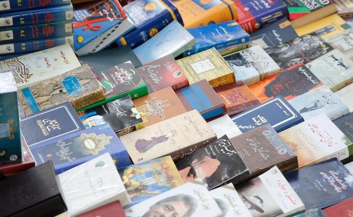 در بازار کتاب‌های غیررسمی چه می‌گذرد؟/ جولان کتاب‌های غیرمجاز با عناوین رکیک در پیاده‌رو خیابان انقلاب
