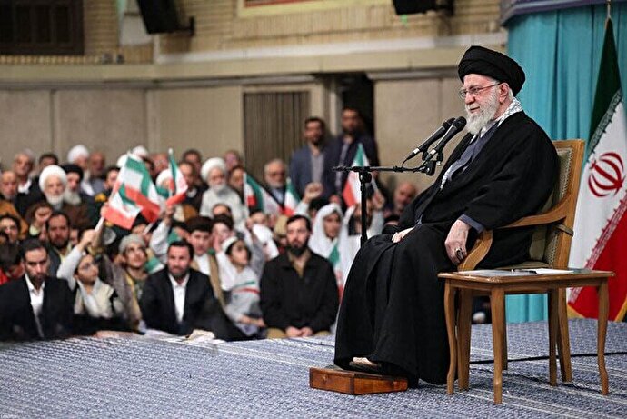 رهبر انقلاب: ما رئیس‌جمهور آمریکا را مجرم می‌دانیم