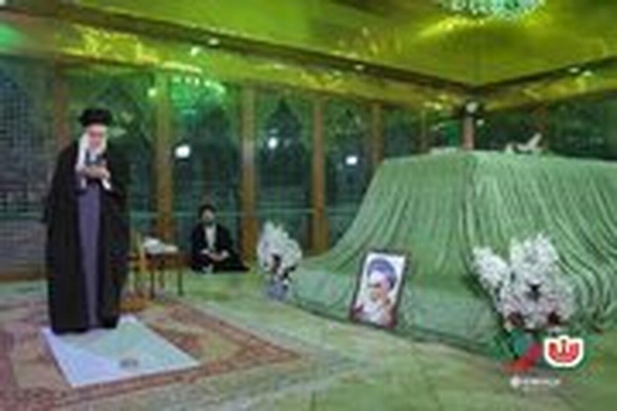 آغاز جشن‌های ۴۷ سالگی انقلاب با حضور رهبر انقلاب در حرم امام خمینی (ره)