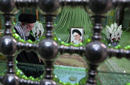 عکس/ حضور رهبر انقلاب در حرم امام راحل