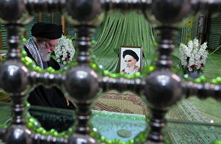 عکس/ حضور رهبر انقلاب در حرم امام راحل