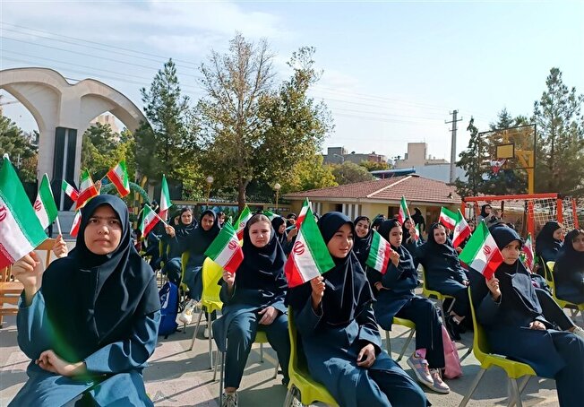 وزیر آموزش و پرورش «زنگ جوانهها» را نواخت/ دانش آموزان پایه هفتم راهی کلاس وزیر آموزش و پرورش «زنگ جوانهها» را نواخت/ دانش آموزان پایه هفتم راهی کلاس